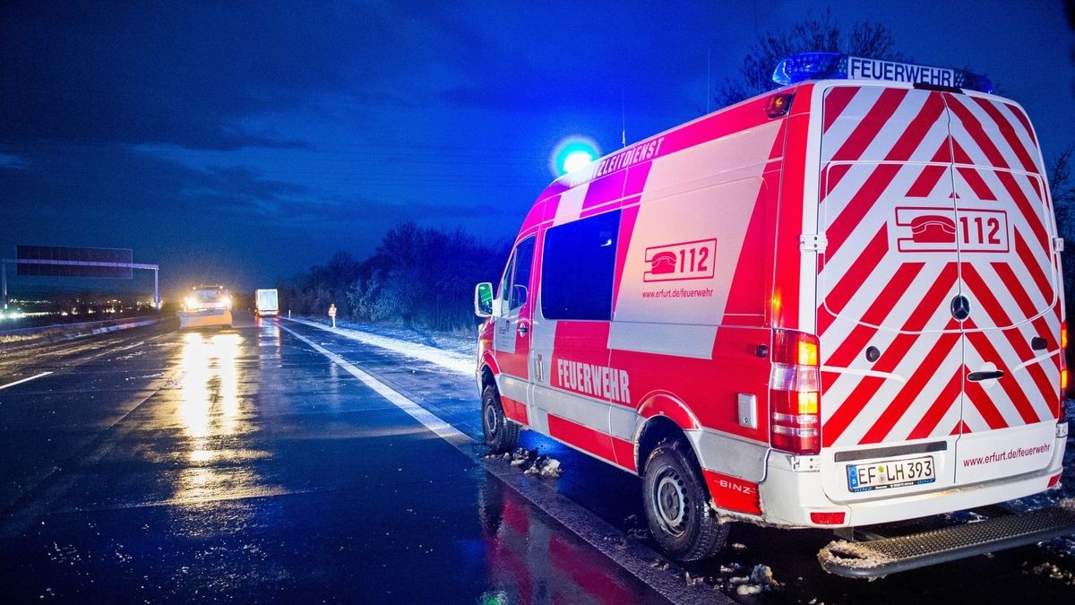 Wegen der Bergungs- und Reinigungsarbeiten musste die Autobahn mehrere Stunden gesperrt werden. (Symbolfoto)