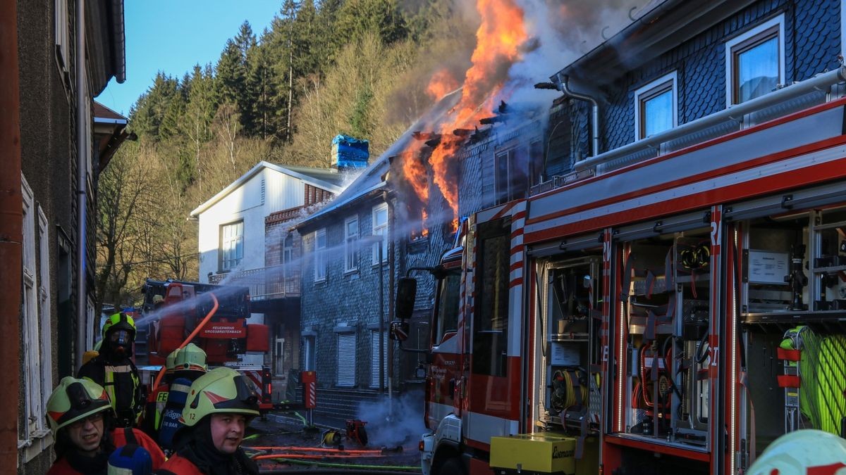 Im Katzhütter Ortsteil Oelze im Kreis Saalfeld-Rudolstadt sind am Montagmorgen mehrere Wohnhäuser in Brand geraten. 