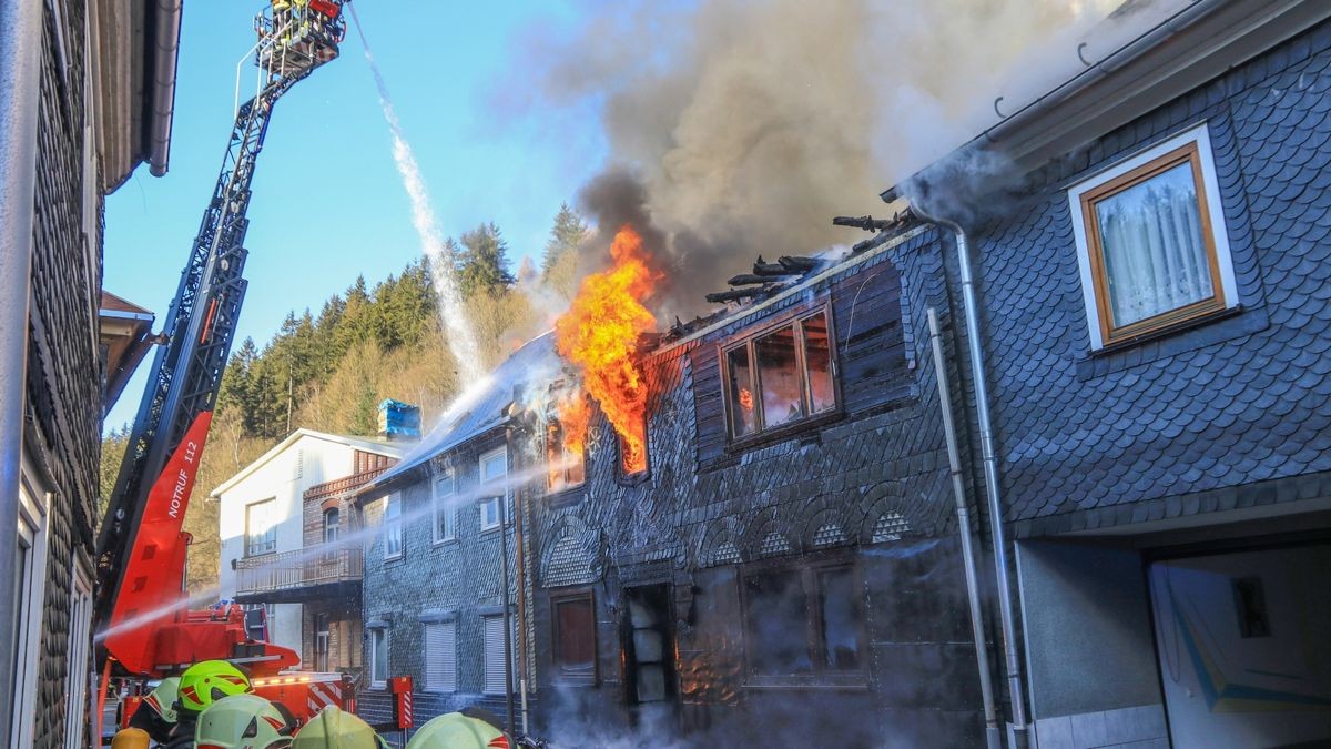 Im Katzhütter Ortsteil Oelze im Kreis Saalfeld-Rudolstadt sind am Montagmorgen mehrere Wohnhäuser in Brand geraten. 