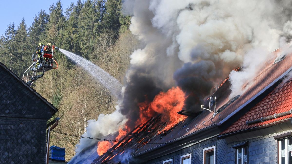 Wie die Polizei mitteilte, hat das Feuer auf insgesamt vier Häuser übergegriffen.