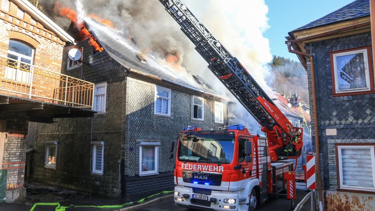 Im Katzhütter Ortsteil Oelze im Kreis Saalfeld-Rudolstadt sind am Montagmorgen mehrere Wohnhäuser in Brand geraten. 