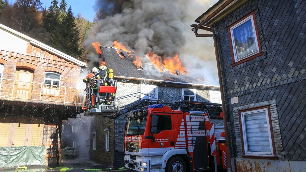 Im Katzhütter Ortsteil Oelze im Kreis Saalfeld-Rudolstadt sind am Montagmorgen mehrere Wohnhäuser in Brand geraten. 