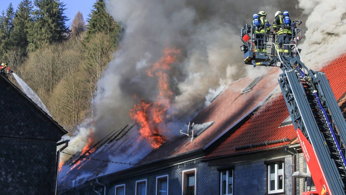 Im Katzhütter Ortsteil Oelze im Kreis Saalfeld-Rudolstadt sind am Montagmorgen mehrere Wohnhäuser in Brand geraten. 