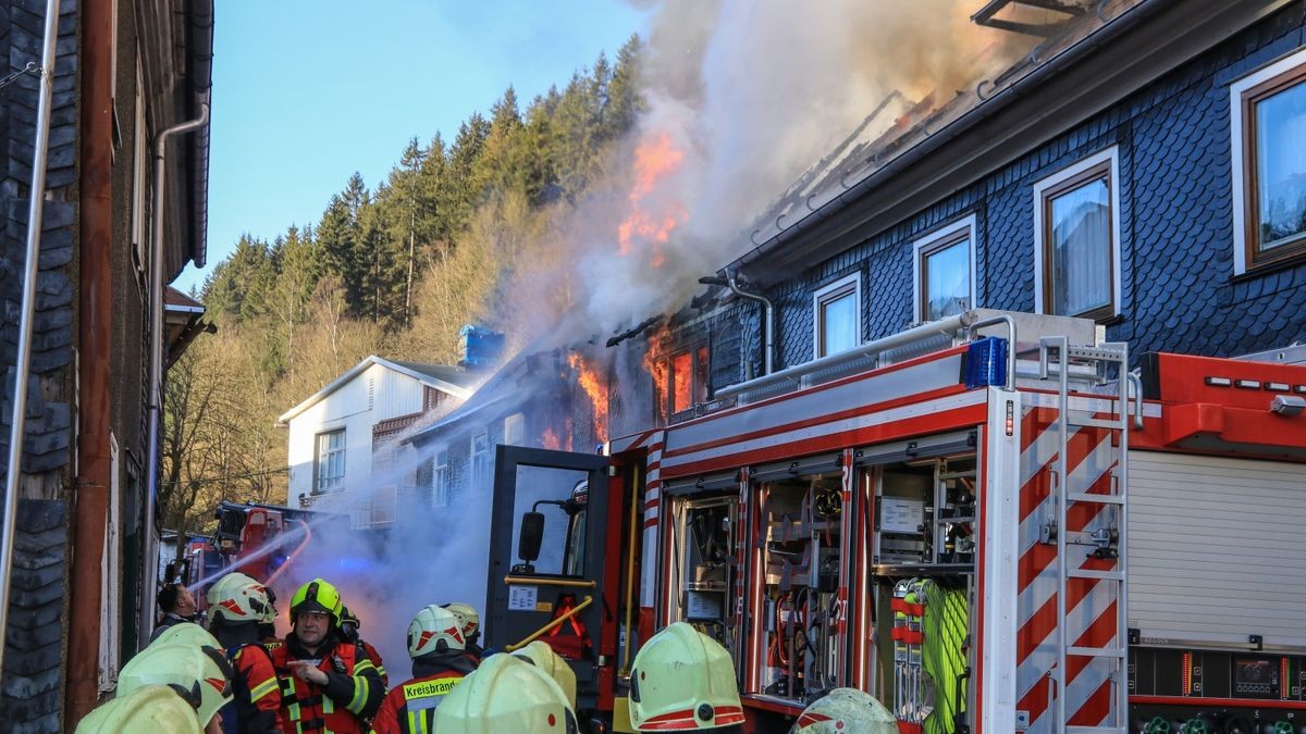 Im Katzhütter Ortsteil Oelze im Kreis Saalfeld-Rudolstadt sind am Montagmorgen mehrere Wohnhäuser in Brand geraten. 