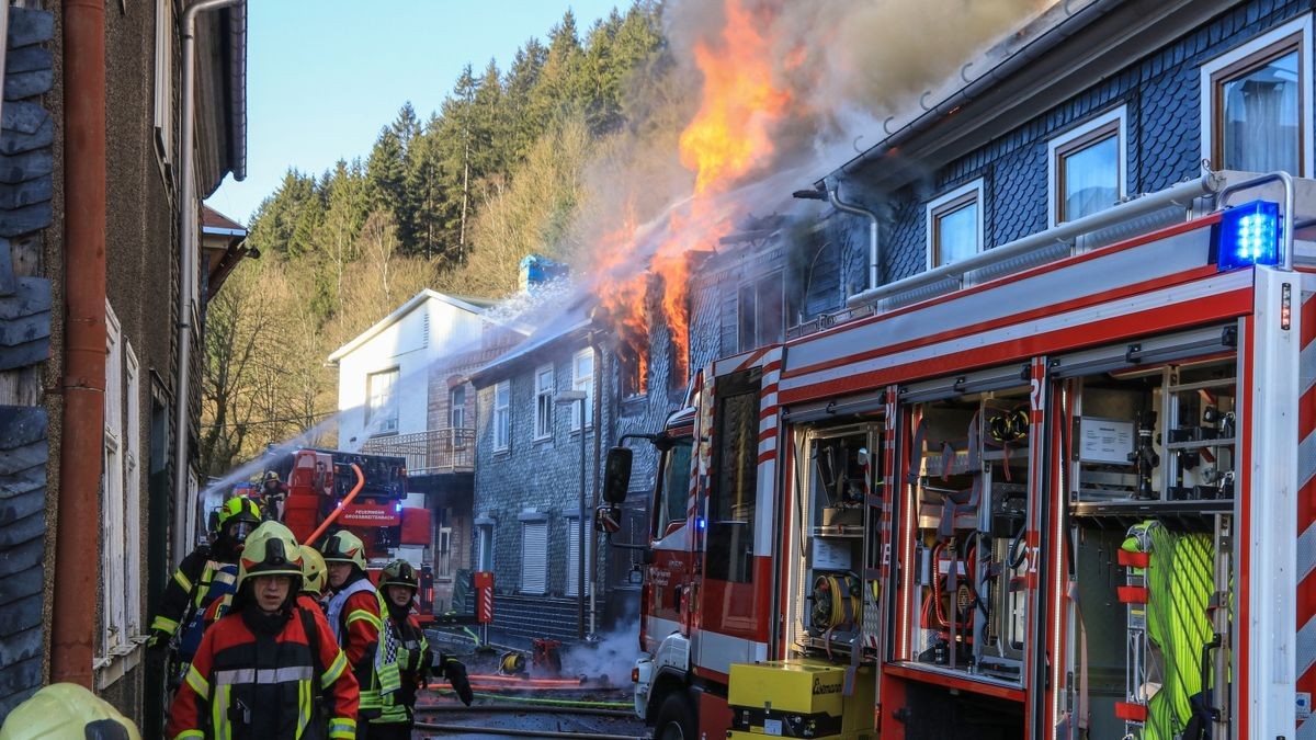 Im Katzhütter Ortsteil Oelze im Kreis Saalfeld-Rudolstadt sind am Montagmorgen mehrere Wohnhäuser in Brand geraten. 