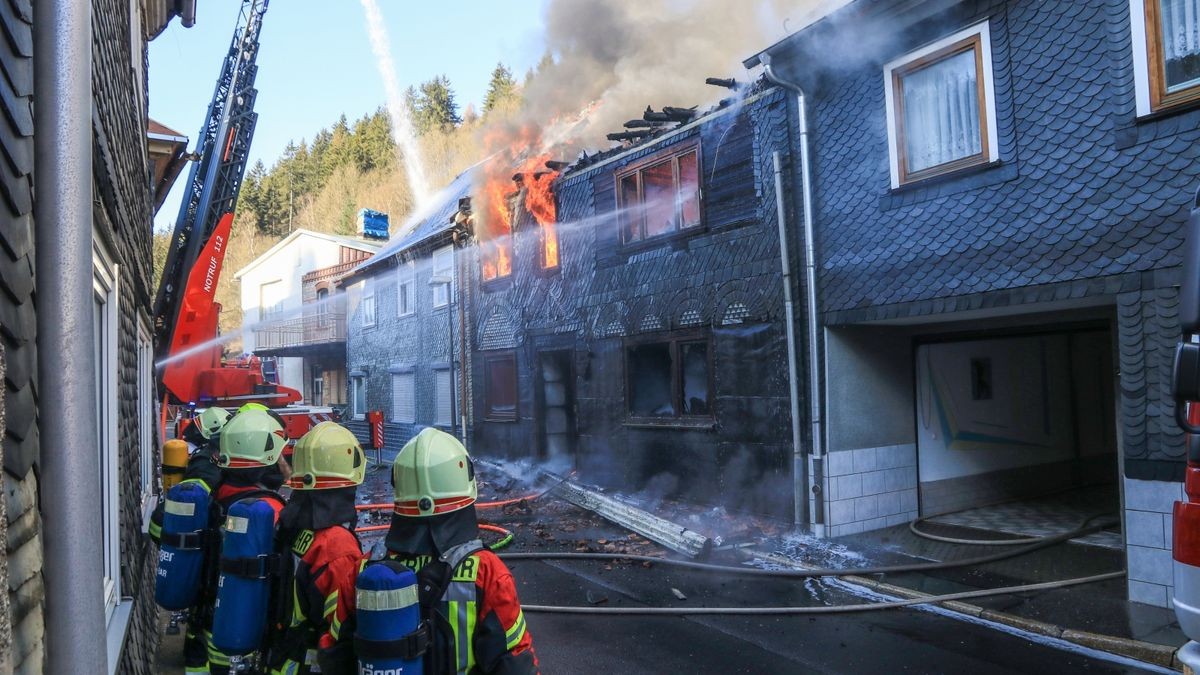 Im Katzhütter Ortsteil Oelze im Kreis Saalfeld-Rudolstadt sind am Montagmorgen mehrere Wohnhäuser in Brand geraten. 