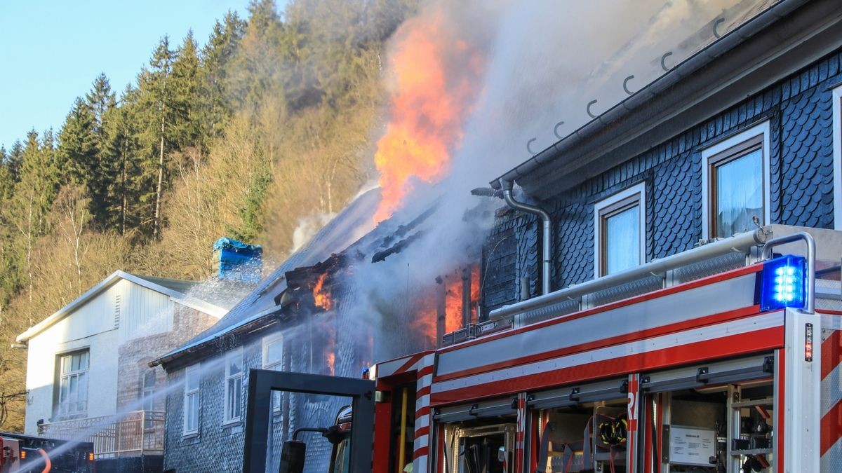 Im Katzhütter Ortsteil Oelze im Kreis Saalfeld-Rudolstadt sind am Montagmorgen mehrere Wohnhäuser in Brand geraten. 