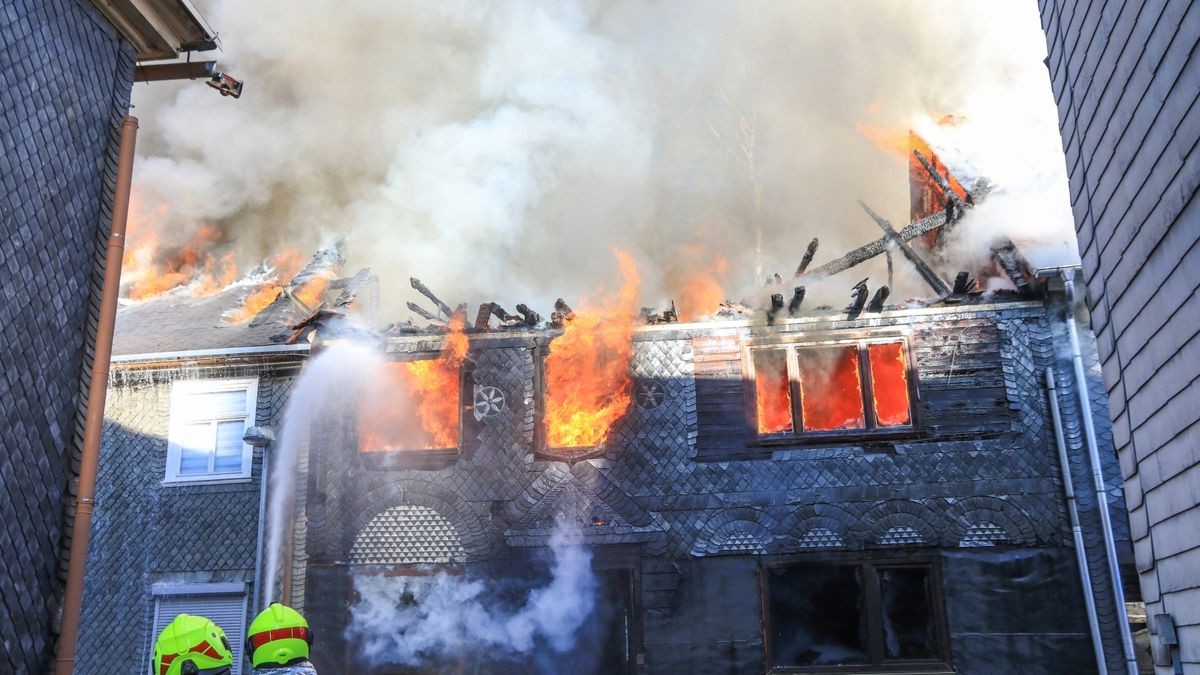 Im Katzhütter Ortsteil Oelze im Kreis Saalfeld-Rudolstadt sind am Montagmorgen mehrere Wohnhäuser in Brand geraten. 