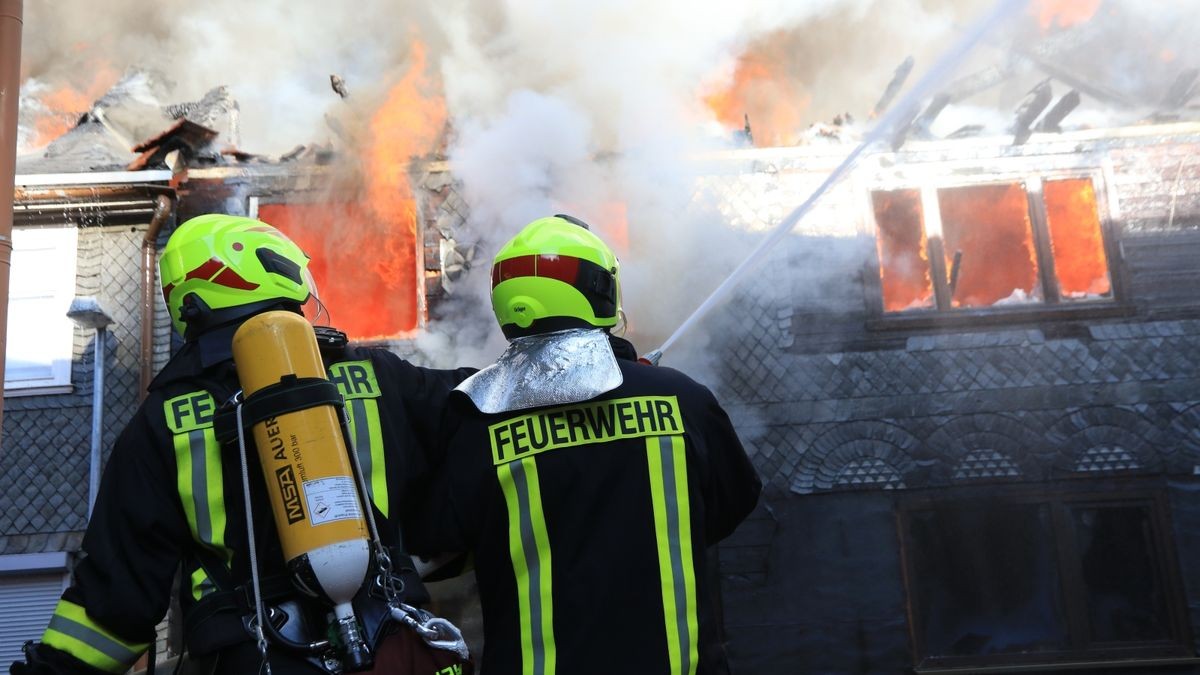 Im Katzhütter Ortsteil Oelze im Kreis Saalfeld-Rudolstadt sind am Montagmorgen mehrere Wohnhäuser in Brand geraten. 