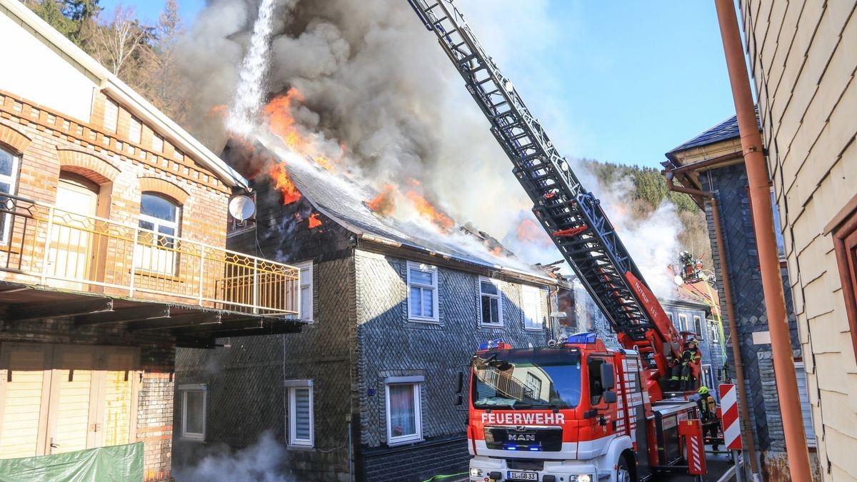 Im Katzhütter Ortsteil Oelze im Kreis Saalfeld-Rudolstadt sind am Montagmorgen mehrere Wohnhäuser in Brand geraten. 