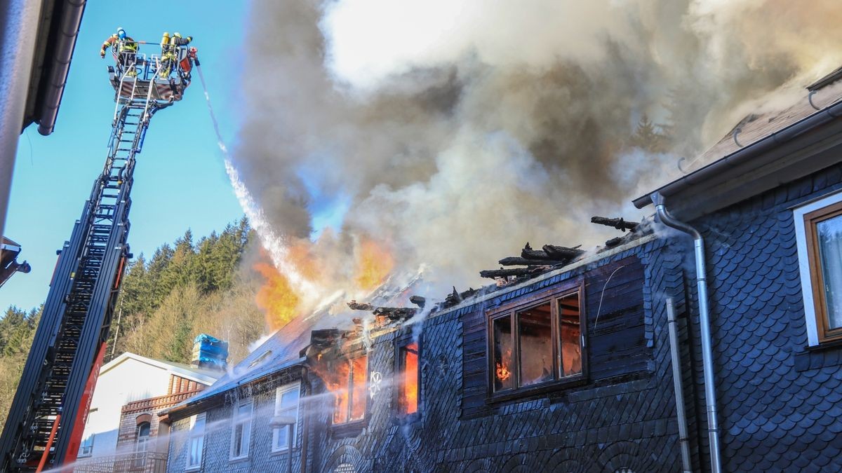 Im Katzhütter Ortsteil Oelze im Kreis Saalfeld-Rudolstadt sind am Montagmorgen mehrere Wohnhäuser in Brand geraten. 