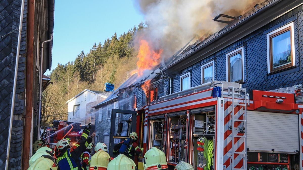 Im Katzhütter Ortsteil Oelze im Kreis Saalfeld-Rudolstadt sind am Montagmorgen mehrere Wohnhäuser in Brand geraten. 