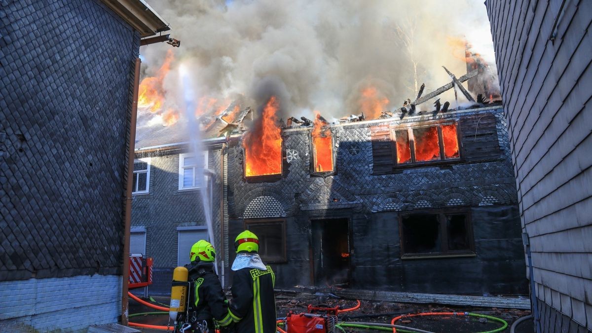 Im Katzhütter Ortsteil Oelze im Kreis Saalfeld-Rudolstadt sind am Montagmorgen mehrere Wohnhäuser in Brand geraten. 