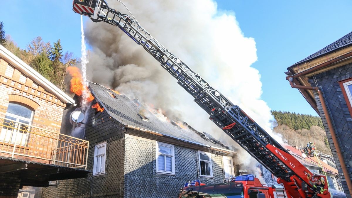 Im Katzhütter Ortsteil Oelze im Kreis Saalfeld-Rudolstadt sind am Montagmorgen mehrere Wohnhäuser in Brand geraten. 