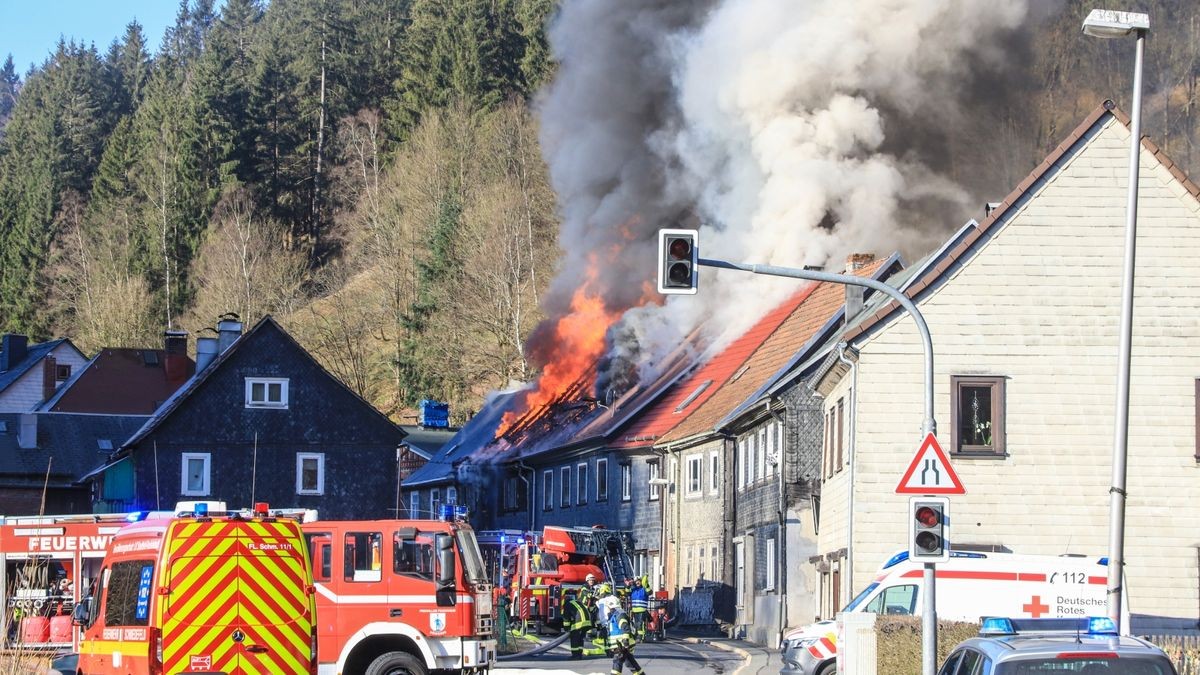 Im Katzhütter Ortsteil Oelze im Kreis Saalfeld-Rudolstadt sind am Montagmorgen mehrere Wohnhäuser in Brand geraten. 