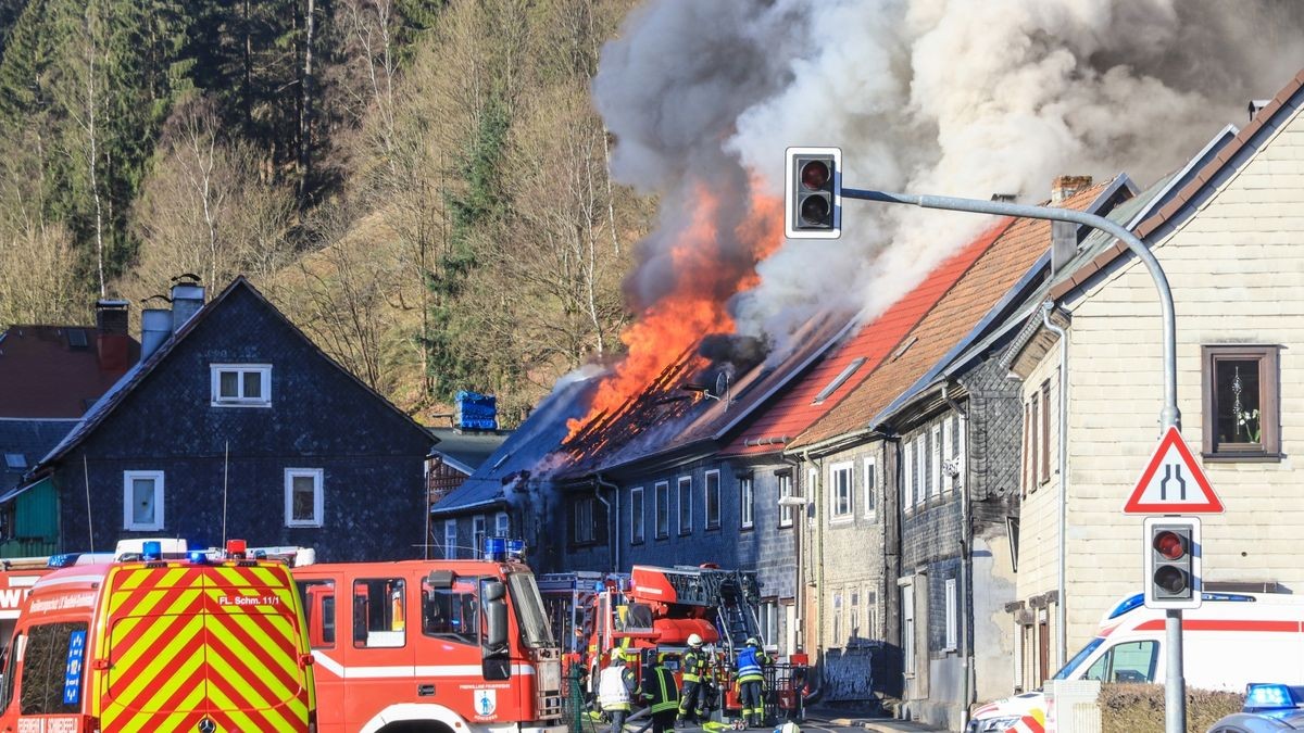 Im Katzhütter Ortsteil Oelze im Kreis Saalfeld-Rudolstadt sind am Montagmorgen mehrere Wohnhäuser in Brand geraten. 