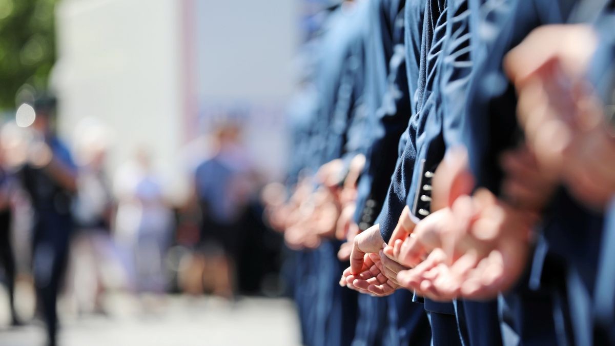 Die Polizeianwärter und Studierende, die im September ihre Ausbildung abschließen, wurden vergangenen Juni auf dem Erfurter Domplatz feierlich vereidigt.