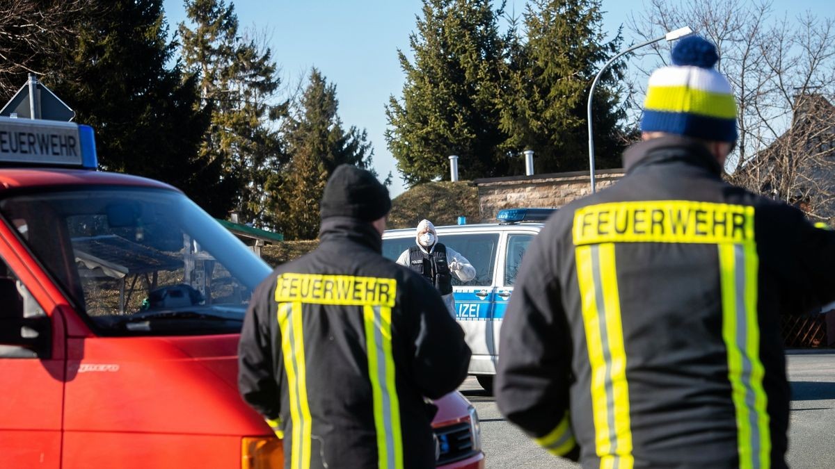 Auch Feuerwehrleute in Neustadt am Rennsteig sorgen derzeit dafür, dass das unter Corona-Quarantäne stehende Dorf nicht befahren werden darf. Wenn sie selbst dort im Einsatz wären, müsste das in der Regel mit zusätzlichem Schutz geschehen.