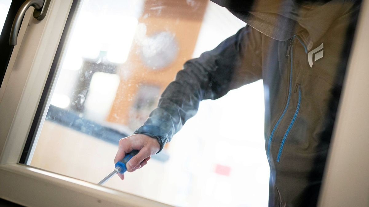 Die Täter hebelten die Fenster auf und gelangen so in den Supermarkt (Symbolfoto).