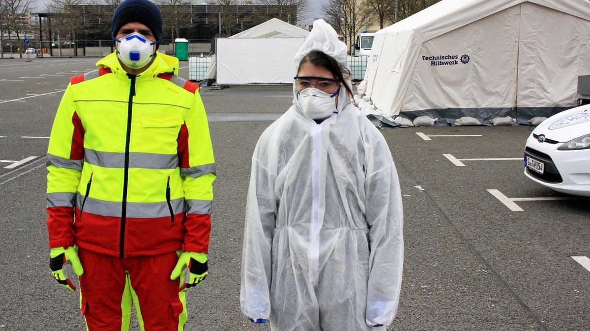 Auf dem Hofwiesenparkplatz in Gera ist seit Sonnabend, 21. März, eine Teststrecke in Betrieb, die das Technische Hilfswerk aufgebaut hat. Hier werden Patienten, die im Auto sitzen bleiben können, mit einem Abstrich auf das Corona-Virus getestet. Nun sollen zwei Soldaten bei den Tests helfen.