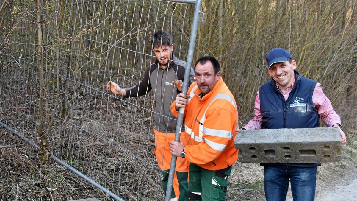 Südeichsfeld-Bürgermeister Andreas Henning (parteilos) sperrte mit den Bauhofmitarbeitern Christian Diete und Michael Lehm (von rechts) den von vielen motorisierten Ausflüglern befahrenen Waldweg ab.