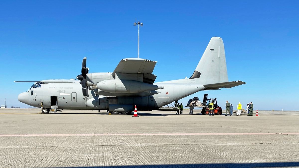 Eine Maschine der italienischen Luftwaffe hat am Mittwoch ein Thüringer Medizinerteam, sowie Beatmungsgeräte und medizinische Ausrüstung am Flughafen Erfurt abgeholt. 