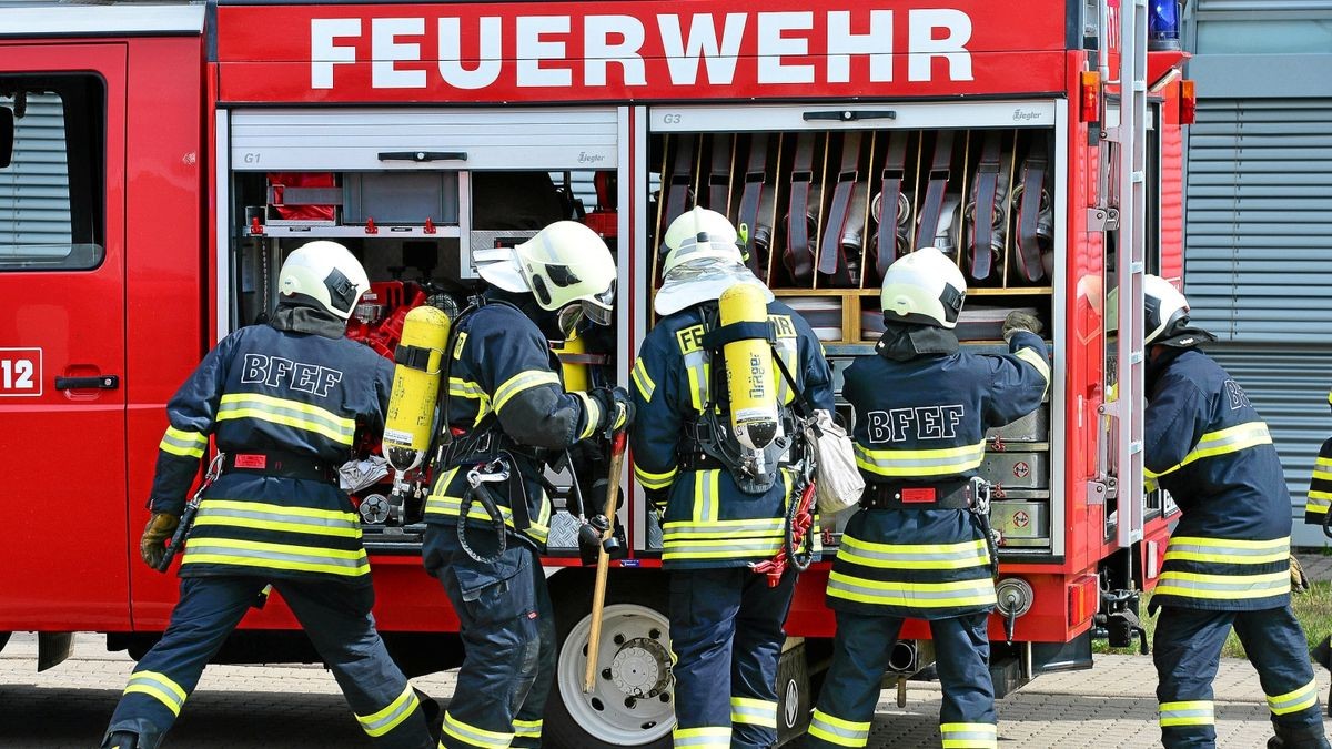 Feuerwehrleute trainieren in Erfurt auf dem Gelände des Gefahrenschutzzentrums.