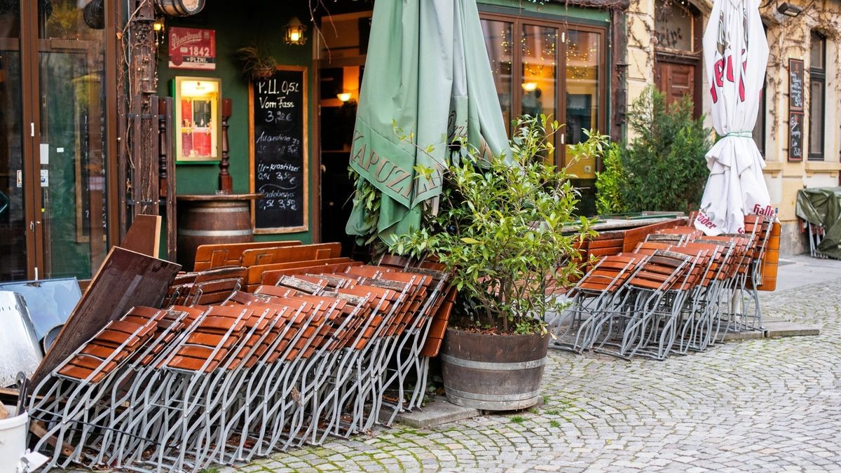 Zwar liefern einzelne Gaststätten und Restaurants ihre Speisen nun zu den Kunden, um wenigstens etwas Umsatz zu erzielen. Doch der Geschäftsbetrieb in der Branche ist weitgehend zum Erliegen gekommen (Symbolbild).