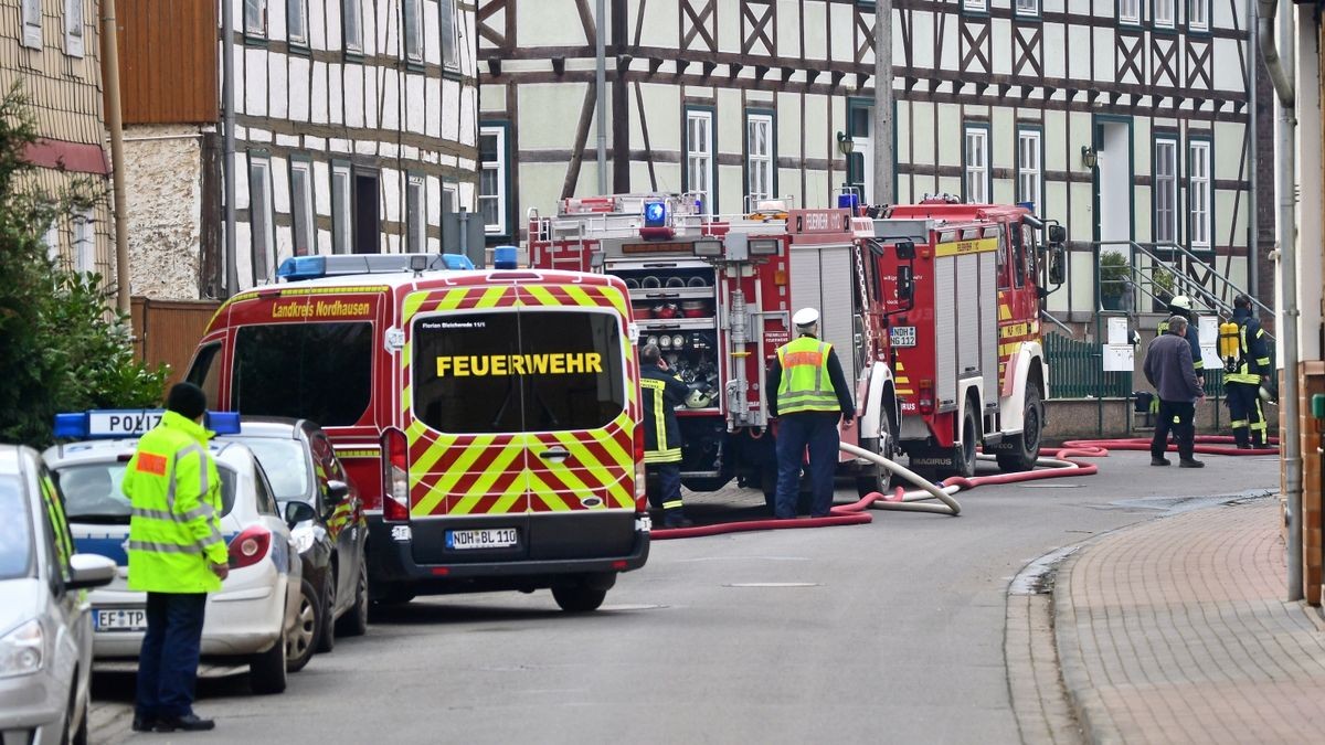 In der Karl-Marx-Straße in Wülfingerode brannte am Freitag ein Fachwerkhaus nieder. Feuerwehren aus sechs Orten verhinderten ein Übergreifen der Flammen auf die Nachbarhäuser.