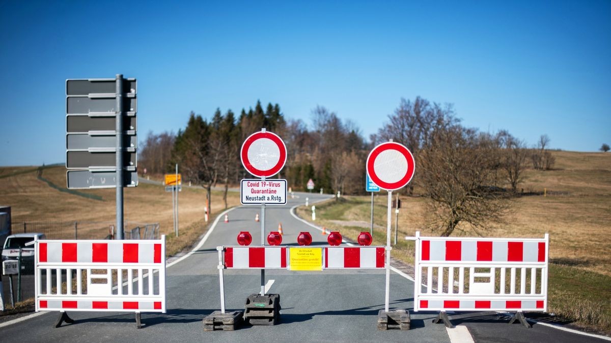 Die Straßensperren nach Neustadt werden aufgehoben. Der Ort ist seit Montag wieder zu erreichen und zu verlassen. 