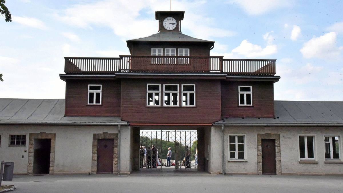 Das ehemalige Lagertor ist durch die Corona-Verordnungen aktuell geschlossen, dennoch sollen Menschen der Buchenwald-Befreiung gedenken.