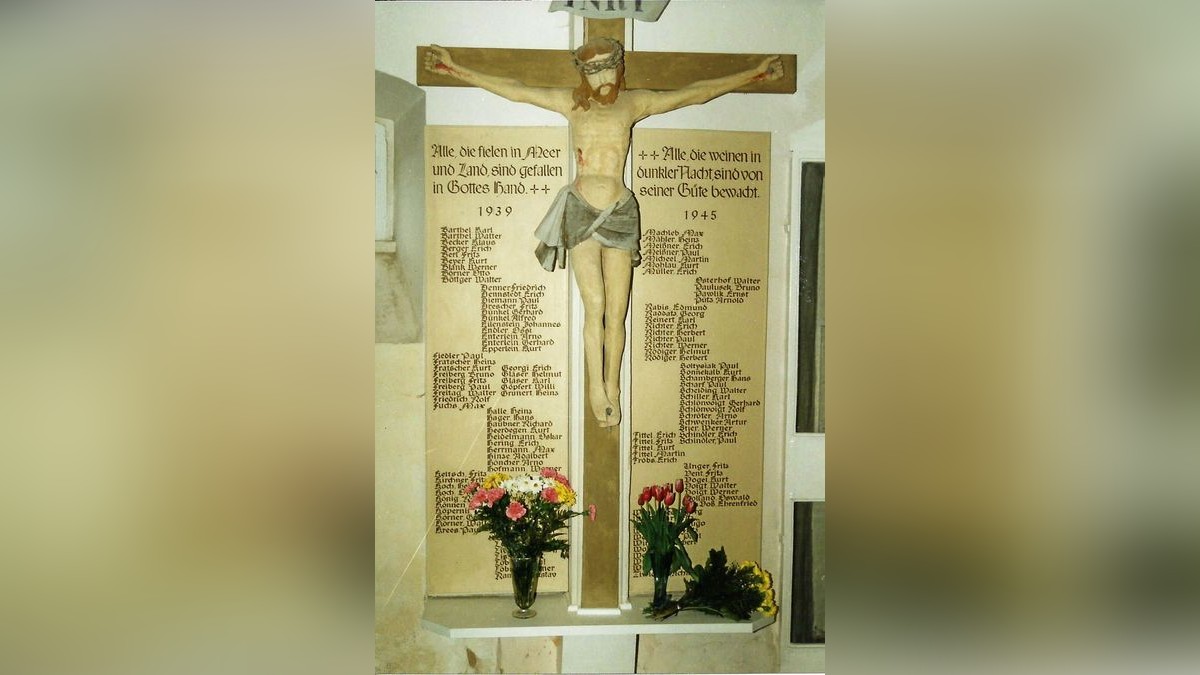 Die Erinnerungstafel an die Gefallenen Niederroßlaer in der örtlichen Kirche.