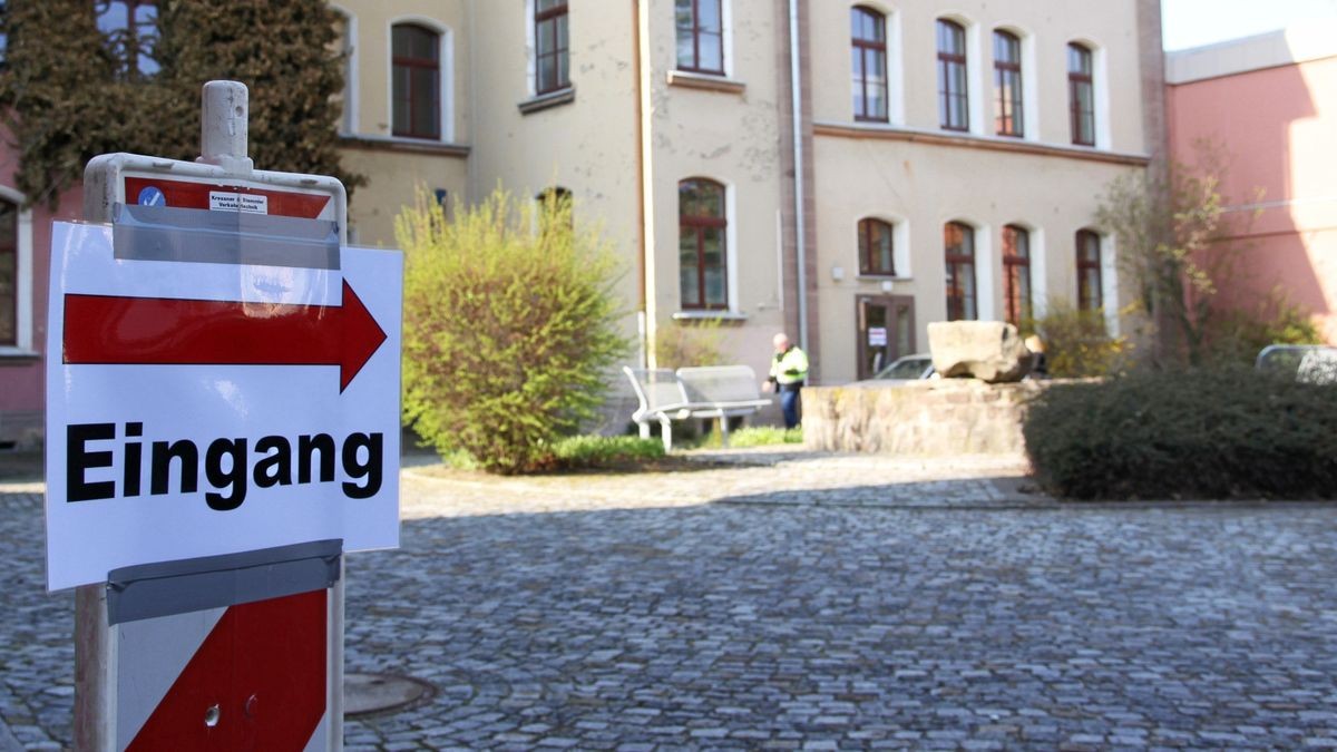 Der Kyffhäuserkreis hat am Mittwoch im ehemaligen Haus 1 des Kyffhäusergymnasiums in Bad Frankenhausen eine Infektionspraxis eröffnet. Dort werden ab sofort alle Personen, die sich mit dem Coronavirus infiziert haben oder bei denen Corona-Verdacht besteht, von einem Arzt untersucht.