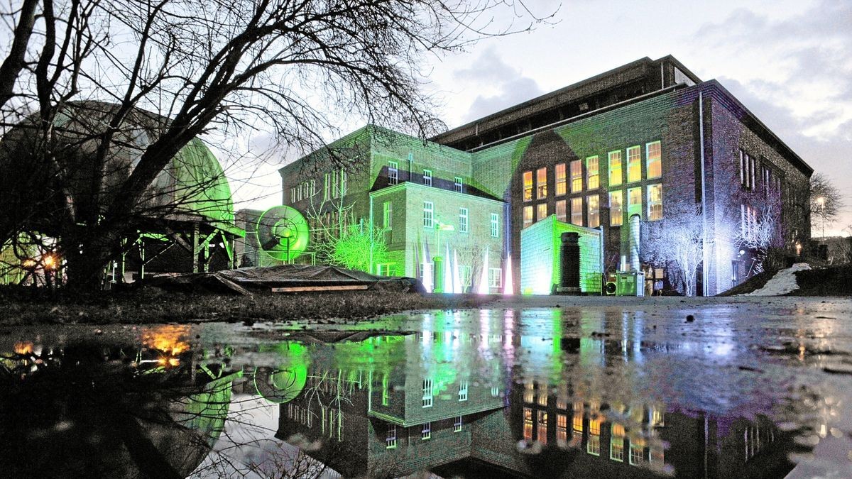 Farbig illuminiertes Gebäude des Themenparks 