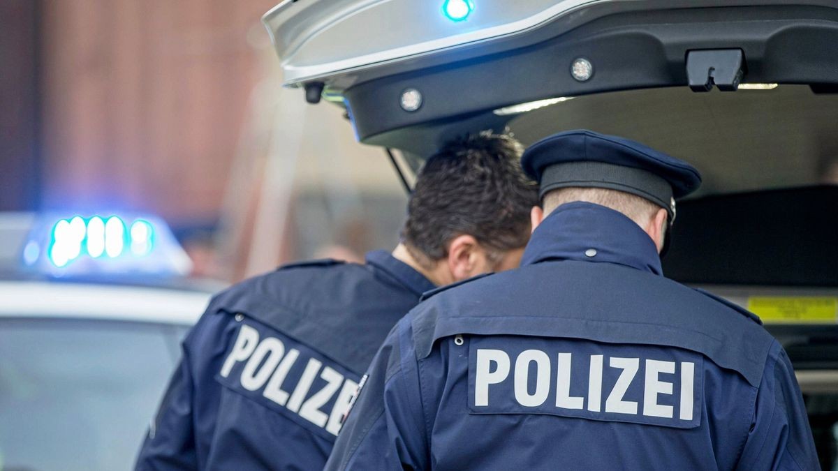 Ein Autofahrer hat sich in Erfurt versehentlich im Kofferraum seines Autos eingesperrt. Eine Fußgängerin verständigte die Polizei, die den Autofahrer befreite. 