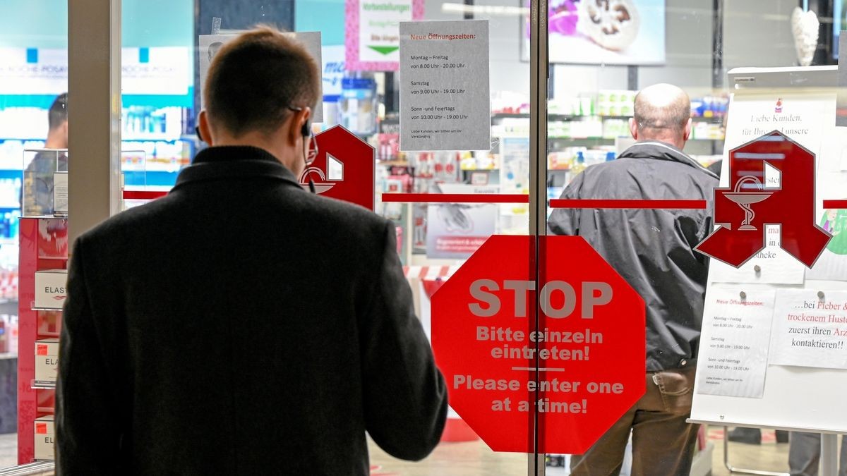 In vielen Apotheken lief der Verkauf der Masken keineswegs friedlich ab.