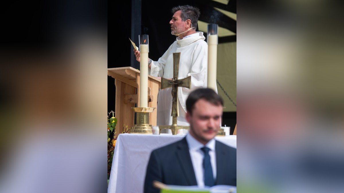 Das Coronavirus macht erfinderisch - auch evangelische Kirchgemeinden in Erfurt. Auf dem Messeparkplatz wurde am Ostersonntag - nach dem Vorbild der Autokinos - ein Gottesdienst abgehalten. Die Teilnehmer saßen in Autos, der Ton wurde per Autoradio übertragen.