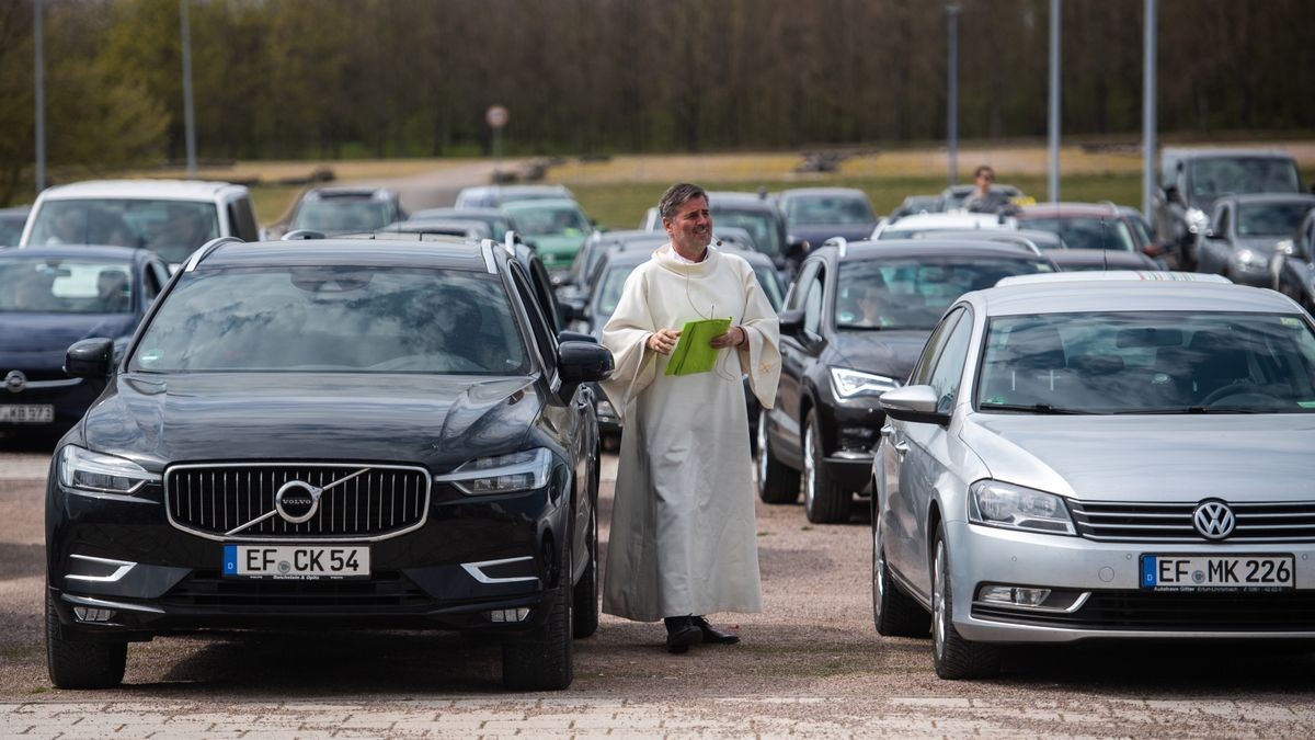 Das Coronavirus macht erfinderisch - auch evangelische Kirchgemeinden in Erfurt. Auf dem Messeparkplatz wurde am Ostersonntag - nach dem Vorbild der Autokinos - ein Gottesdienst abgehalten. Die Teilnehmer saßen in Autos, der Ton wurde per Autoradio übertragen.