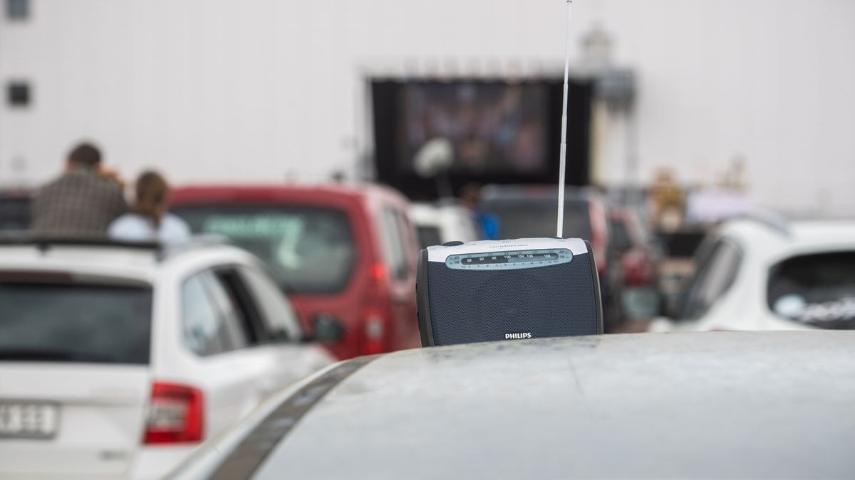 Das Coronavirus macht erfinderisch - auch evangelische Kirchgemeinden in Erfurt. Auf dem Messeparkplatz wurde am Ostersonntag - nach dem Vorbild der Autokinos - ein Gottesdienst abgehalten. Die Teilnehmer saßen in Autos, der Ton wurde per Autoradio übertragen.