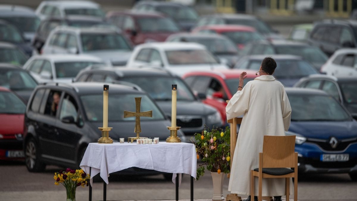 Mehrere hundert Gläubige kamen in mehr als 200 Autos, um hier gemeinsam zum Ostersonntag den höchsten kirchlichen Feiertag zu begehen, der in Kirchenhäusern wegen des Coronavirus nicht stattfinden kann.