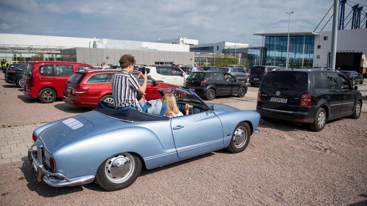 Das Coronavirus macht erfinderisch - auch evangelische Kirchgemeinden in Erfurt. Auf dem Messeparkplatz wurde am Ostersonntag - nach dem Vorbild der Autokinos - ein Gottesdienst abgehalten. Die Teilnehmer saßen in Autos, der Ton wurde per Autoradio übertragen.