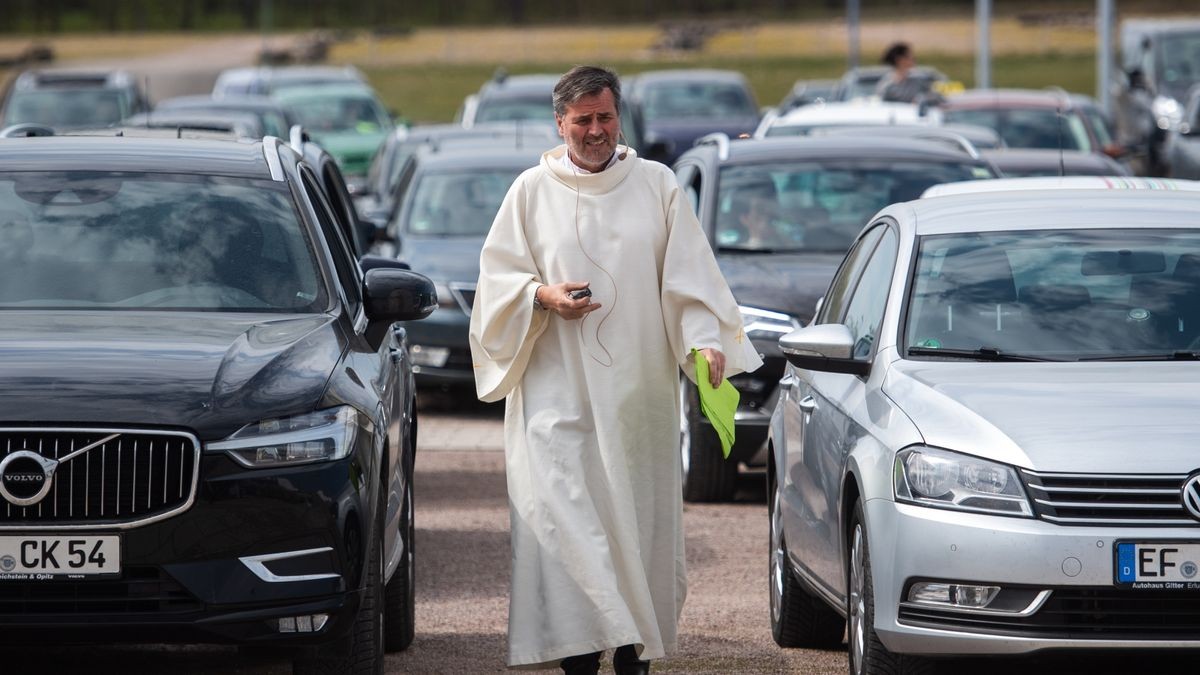 Das Coronavirus macht erfinderisch - auch evangelische Kirchgemeinden in Erfurt. Auf dem Messeparkplatz wurde am Ostersonntag - nach dem Vorbild der Autokinos - ein Gottesdienst abgehalten. Die Teilnehmer saßen in Autos, der Ton wurde per Autoradio übertragen.