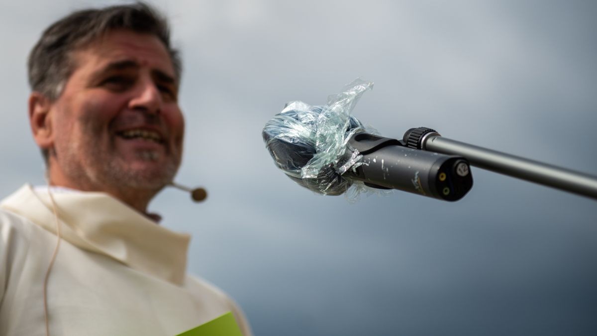 Das Coronavirus macht erfinderisch - auch evangelische Kirchgemeinden in Erfurt. Auf dem Messeparkplatz wurde am Ostersonntag - nach dem Vorbild der Autokinos - ein Gottesdienst abgehalten. Die Teilnehmer saßen in Autos, der Ton wurde per Autoradio übertragen.