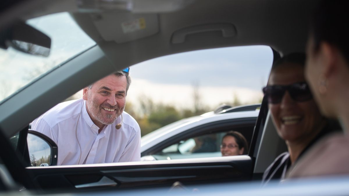 Das Coronavirus macht erfinderisch - auch evangelische Kirchgemeinden in Erfurt. Auf dem Messeparkplatz wurde am Ostersonntag - nach dem Vorbild der Autokinos - ein Gottesdienst abgehalten. Die Teilnehmer saßen in Autos, der Ton wurde per Autoradio übertragen.