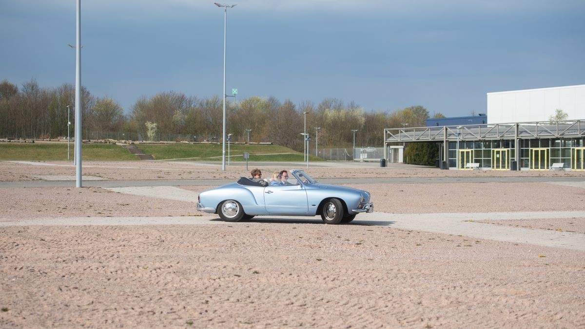 Das Coronavirus macht erfinderisch - auch evangelische Kirchgemeinden in Erfurt. Auf dem Messeparkplatz wurde am Ostersonntag - nach dem Vorbild der Autokinos - ein Gottesdienst abgehalten. Die Teilnehmer saßen in Autos, der Ton wurde per Autoradio übertragen.