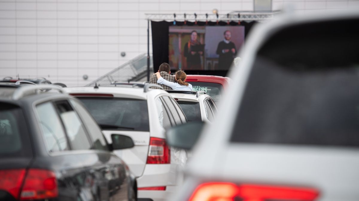 Das Coronavirus macht erfinderisch - auch evangelische Kirchgemeinden in Erfurt. Auf dem Messeparkplatz wurde am Ostersonntag - nach dem Vorbild der Autokinos - ein Gottesdienst abgehalten. Die Teilnehmer saßen in Autos, der Ton wurde per Autoradio übertragen.