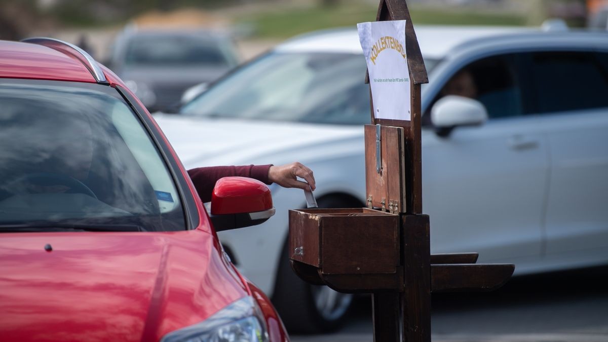 Das Coronavirus macht erfinderisch - auch evangelische Kirchgemeinden in Erfurt. Auf dem Messeparkplatz wurde am Ostersonntag - nach dem Vorbild der Autokinos - ein Gottesdienst abgehalten. Die Teilnehmer saßen in Autos, der Ton wurde per Autoradio übertragen.