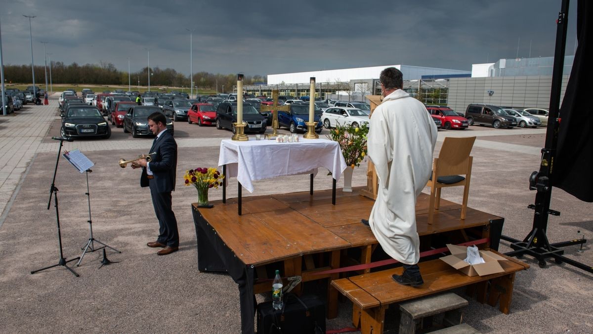 Das Coronavirus macht erfinderisch - auch evangelische Kirchgemeinden in Erfurt. Auf dem Messeparkplatz wurde am Ostersonntag - nach dem Vorbild der Autokinos - ein Gottesdienst abgehalten. Die Teilnehmer saßen in Autos, der Ton wurde per Autoradio übertragen.