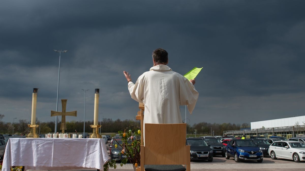 Das Coronavirus macht erfinderisch - auch evangelische Kirchgemeinden in Erfurt. Auf dem Messeparkplatz wurde am Ostersonntag - nach dem Vorbild der Autokinos - ein Gottesdienst abgehalten. Die Teilnehmer saßen in Autos, der Ton wurde per Autoradio übertragen.