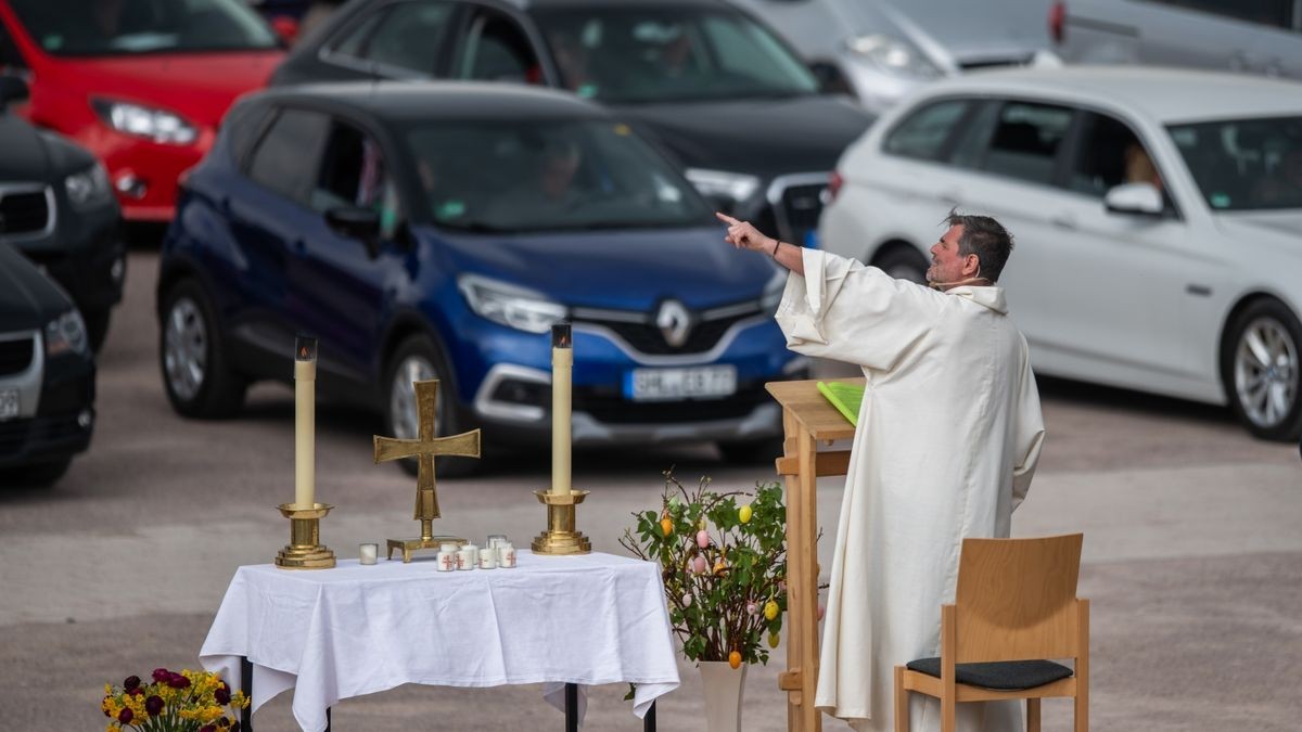 Das Coronavirus macht erfinderisch - auch evangelische Kirchgemeinden in Erfurt. Auf dem Messeparkplatz wurde am Ostersonntag - nach dem Vorbild der Autokinos - ein Gottesdienst abgehalten. Die Teilnehmer saßen in Autos, der Ton wurde per Autoradio übertragen.